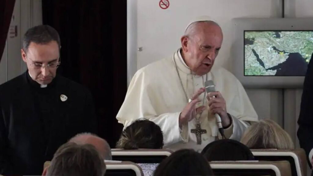 papa francisco con periodistas