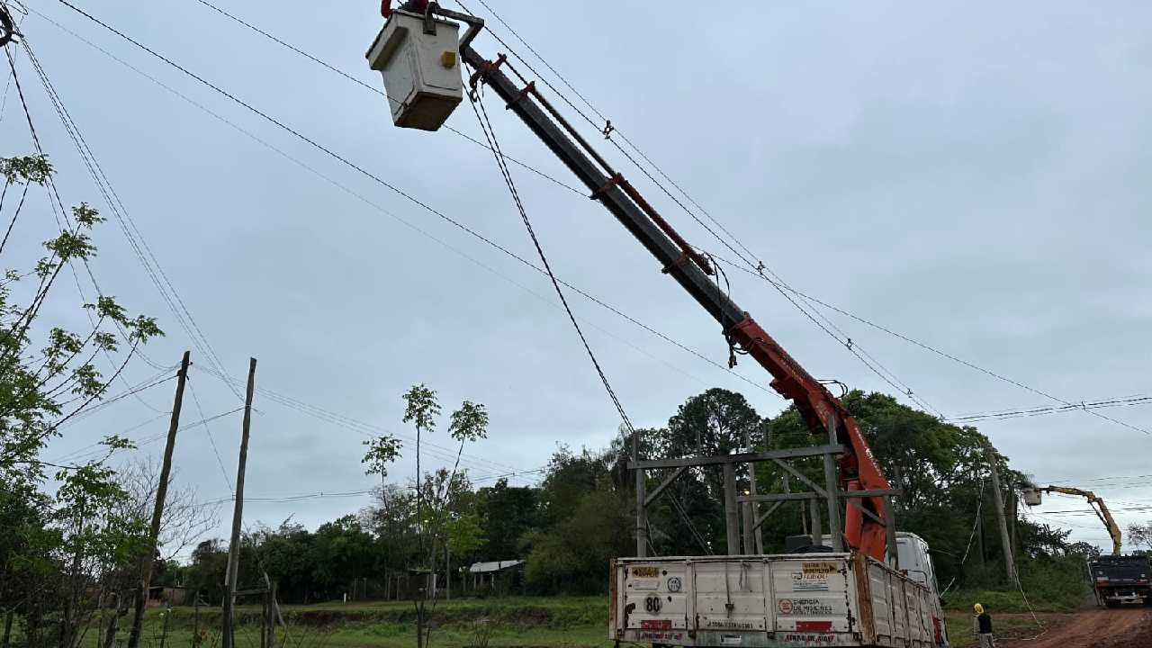 Avanzan obras para mejorar el servicio eléctrico en el barrio 20 de ...